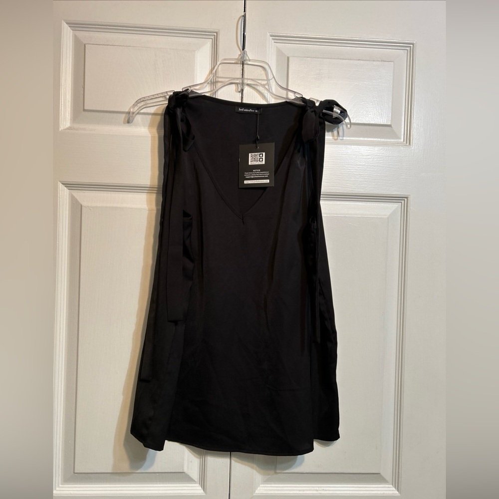 NWT Just Fashion Now Sleeveless Top Size M Medium Black Tie Shoulder Straps